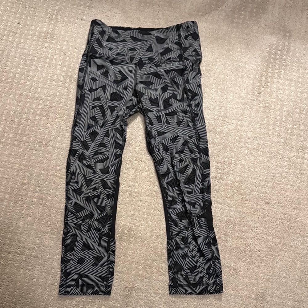 Women’s LULULEMON Black and Gray Patterned Leggings